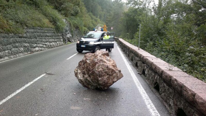 Limarò il masso caduto nei pressi del Ponte dei servi sulla statale del Caffaro b