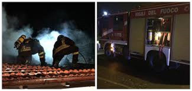 Vigiuli fuoco tetto notte