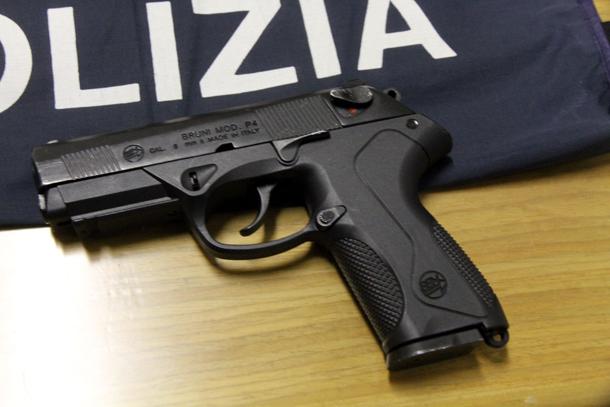 arresto e sequestro di scacciacani 3 H110121215218 U16071777804422D 140x188