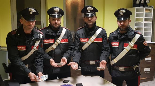 spacciava cocaina e hashish 31enne tenta la fuga ma viene arrestato spacciava cocaina e hashish 31enne tenta la fuga ma viene arrestato 637608.660x368