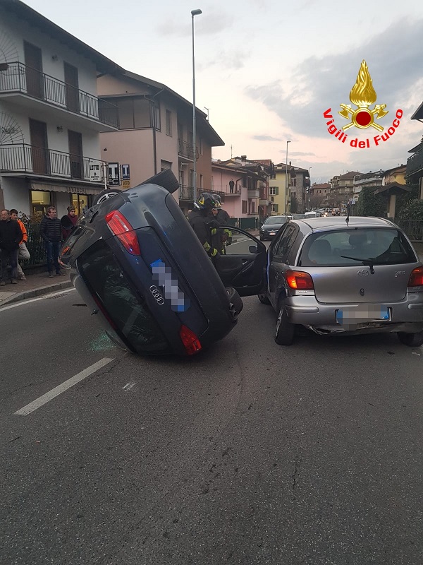 auto si ribalta auto si ribalta