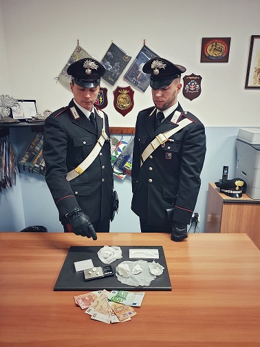CC Esine cocaina e soldi.jpg