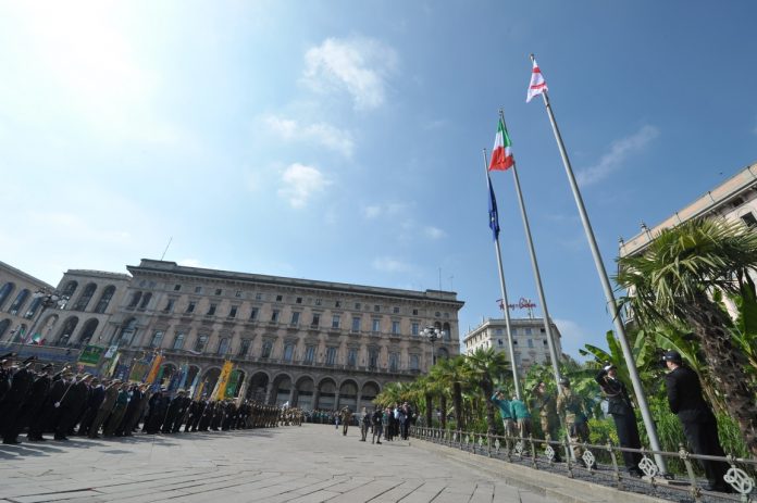alzabandiera piazza duomo milano alzabandiera piazza duomo milano