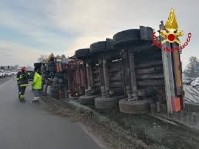 Tir ribaltato