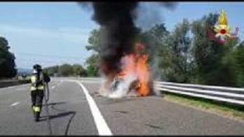 Mercedes in fiamme.jpg