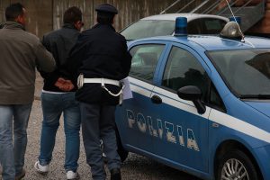 arresto polizia di spalle