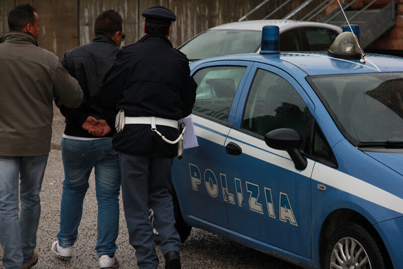 arresto polizia di spalle arresto polizia di spalle