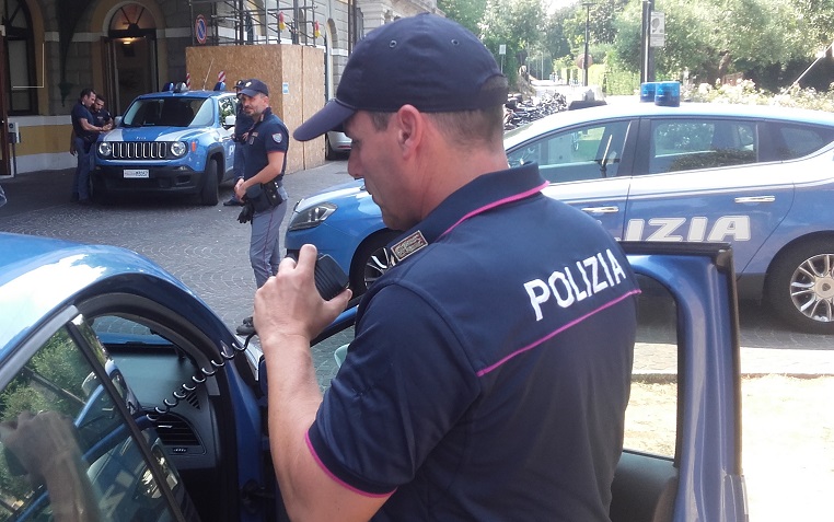 rapina supermercato polizia
