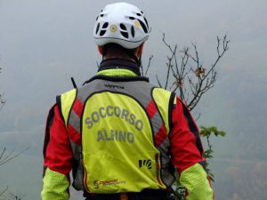 soccorso alpino ciclista oltre il colle