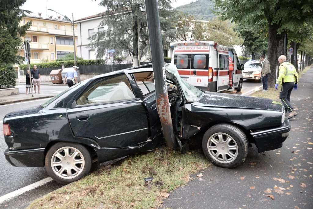 Auto schiantata contro il palo Auto schiantata contro il palo