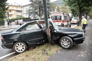 Auto schiantata contro il palo