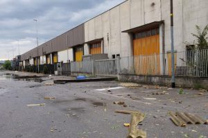 Incidente cade dal capannone
