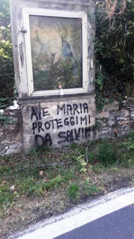 Scritta contro Salvini Scritta contro Salvini