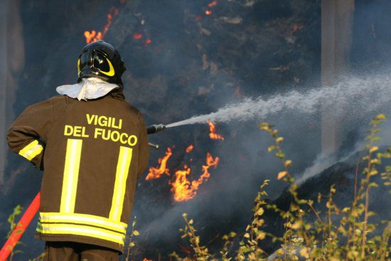 vigili del fuoco in azione