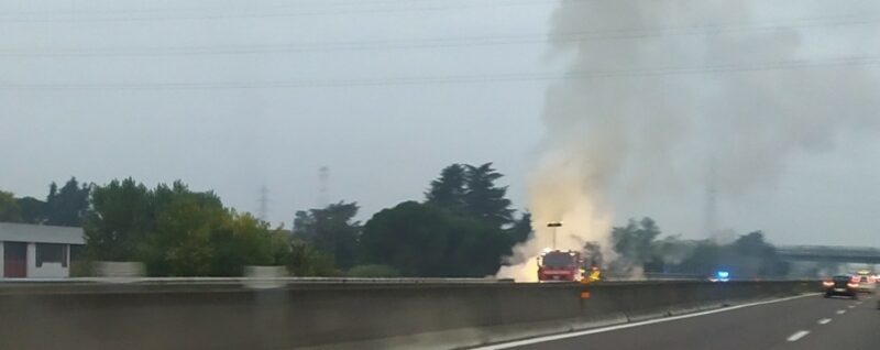 Auto in fiamme Auto in fiamme