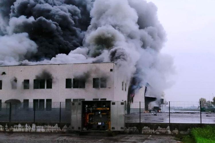 Fiamme e fumo alla Solat in un immagine scattata a incendio ancora in atto