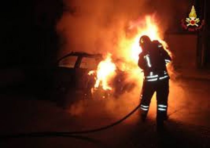 auto incendiata notte