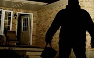 ladro svaligia casa