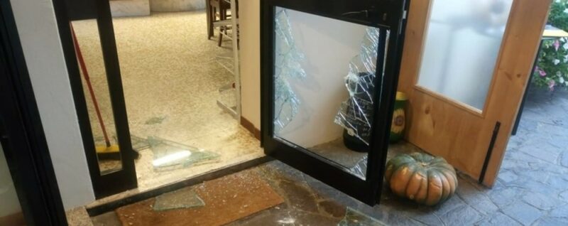 spaccata in pizzeria a colpi di zucca