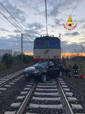 auto sui binari.jpg