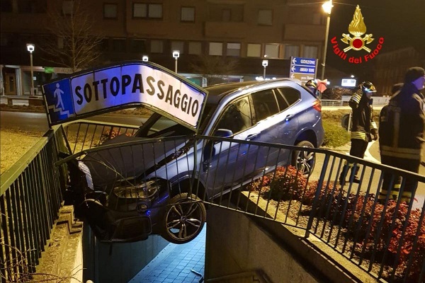 Suv sottopasso Suv sottopasso.jpg