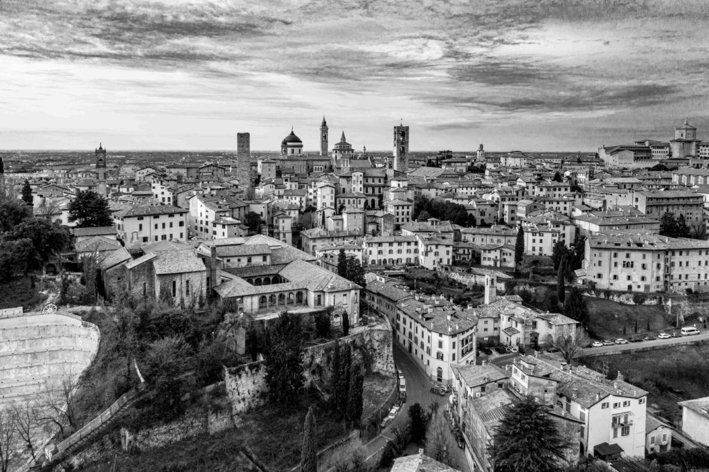 01.Main Insolite Visioni. La passione per il volo. Bergamo dallalto Citta Alta di Bergamo Credits Alex Persico 2020 01.Main Insolite Visioni. La passione per il volo. Bergamo dallalto Citta Alta di Bergamo Credits Alex Persico 2020