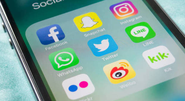 social facebook cellulare social facebook cellulare