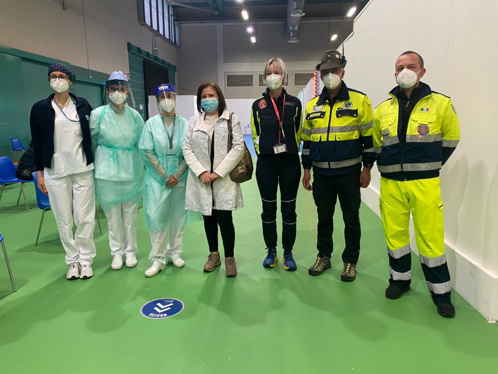 01. DG Maria Beatrice Stasi con alcune delle figure coinvolte medici infermieri e volontari di Protezione Civile e ANA 12.04.2021 01. DG Maria Beatrice Stasi con alcune delle figure coinvolte medici infermieri e volontari di Protezione Civile e ANA 12.04.2021