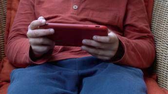 Bambini troppo digitali lallarme dei pediatri quali sono i rischi per corpo e mente Bambini troppo digitali lallarme dei pediatri quali sono i rischi per corpo e mente
