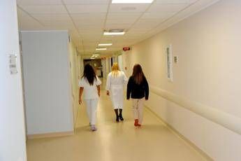 Bimbo di 7 anni scende dallauto del papa e viene investito da unauto a Prato e gravissimo Bimbo di 7 anni scende dallauto del papa e viene investito da unauto a Prato e gravissimo
