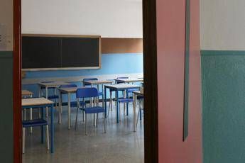 Bologna a scuola media con il coltello minaccia i compagni di classe denunciato