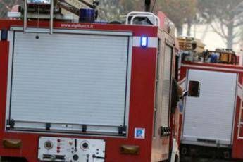 Roma incendio in campo nomadi a Tor Sapienza due feriti