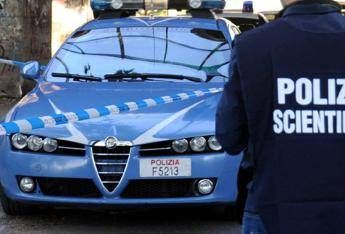 Bologna due uomini uccisi in casa con coltellate alla gola e alladdome e giallo