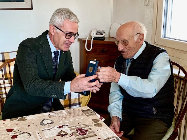 Consegna delle Medaglie d'Onore ai deportati e internati nei lager nazisti