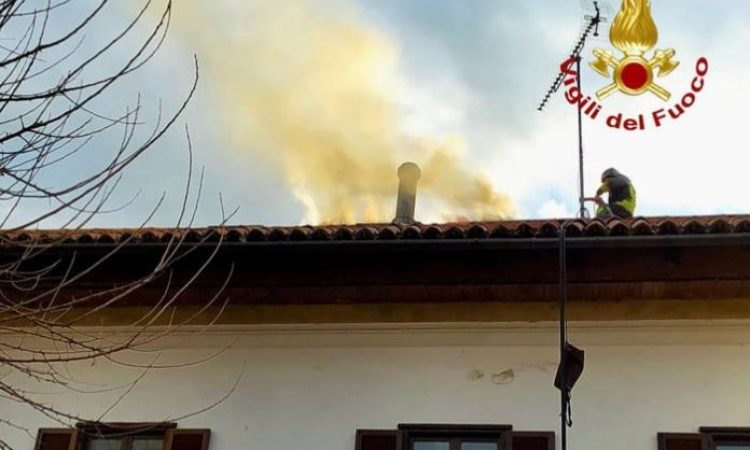 incendio tetto vvff pkop2cra264sn8zvraj2hq5c9u70zqkvfg3zjdw4r8