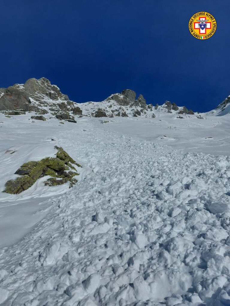 valanga Ornica Intervento di soccorso in Val Brembana per escursionisti travolti da una valanga