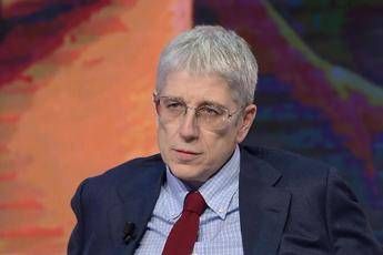 Roma Mario Giordano Aggredita troupe Fuori dal Coro al Quarticciolo Roma Mario Giordano Aggredita troupe Fuori dal Coro al Quarticciolo