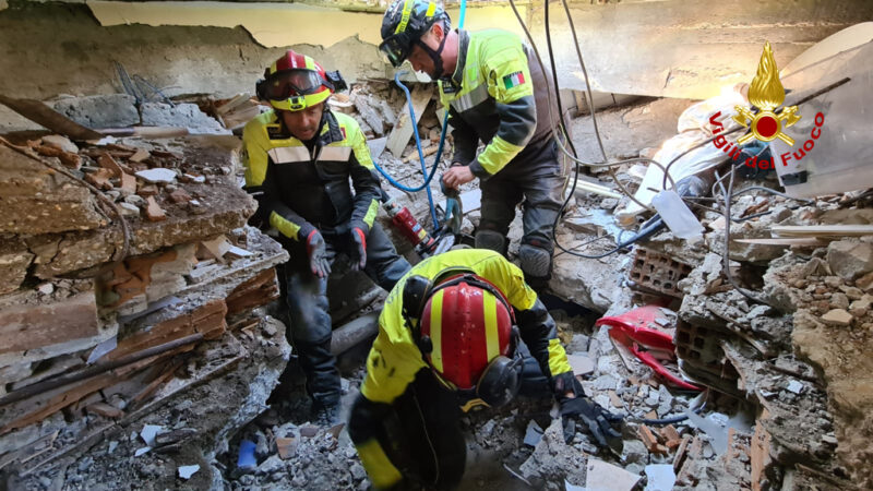 Salvato un giovane uomo sotto le macerie scaled Salvato un giovane uomo sotto le macerie