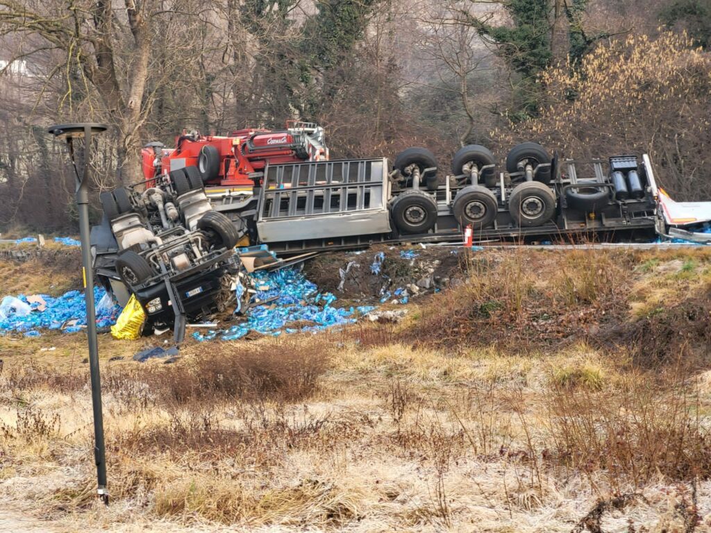 camion ribaltato endine Incidente stradale mortale sulla SS42 a Endine Gaiano