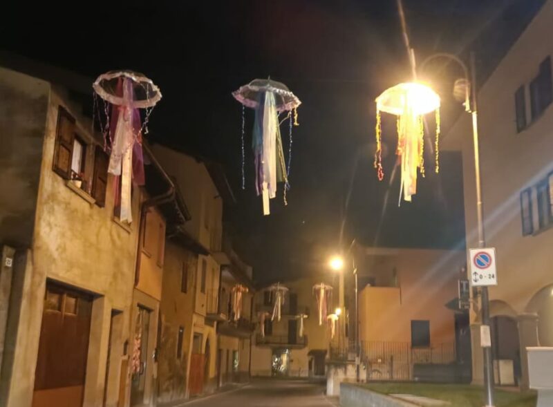 carnevale val gandino scaled Carnevale in Val Gandino, a Cazzano una pioggia di meduse
