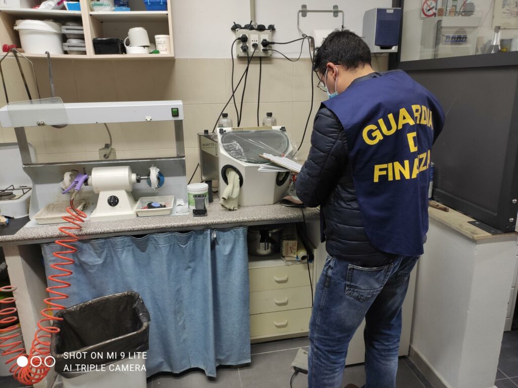 dentista abusivo Sondrio Finto dentista scoperto dalla Guardia di Finanza