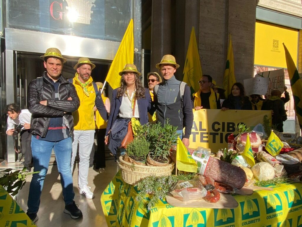 AGRICOLTORI IN PIAZZA DAVANTI A PALAZZO CHIGI AGRICOLTORI IN PIAZZA DAVANTI A PALAZZO CHIGI PER DIRE NO AL CIBO SINTETICO