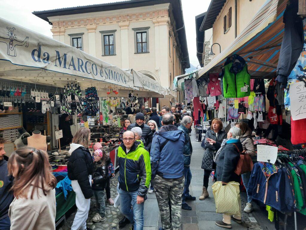 FOLLA, CULTURA E PRODOTTI TIPICI: A GANDINO LA FIERA FA IL PIENO