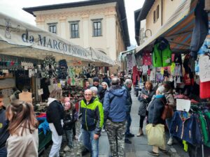 FOLLA, CULTURA E PRODOTTI TIPICI: A GANDINO LA FIERA FA IL PIENO