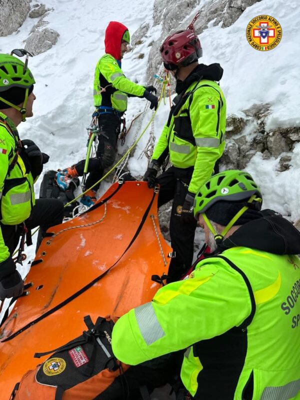 soccorso alpino ghiaccio scaled Esercitazione in valanga: simulazioni e prove tecniche per i volontari del CNSAS