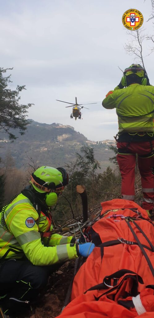 soccorso alpino tremosine Uomo cade mentre taglia legna: interviene Soccorso alpino bresciano