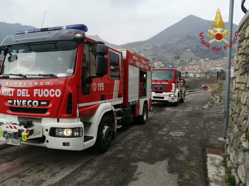 vigili del fuoco lovere Incendio distrugge tetto di un edificio a Zone: nessun ferito