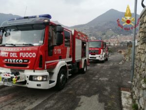 Incendio distrugge tetto di un edificio a Zone: nessun ferito
