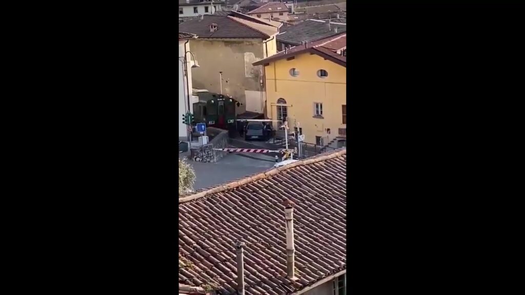 Nel pomeriggio di ieri a Sale Marasino, un treno della linea Brescia Iseo Edolo è stato costretto a frenare bruscamente per evitare di travolgere le persone che stavano cercando di spostare un'auto bloccata tra le sbarre del passaggio a livello. Sul posto sono intervenuti i carabinieri per ricostruire l'accaduto. Si è appreso che un residente della zona aveva cercato di attraversare il passaggio a livello mentre le sbarre si stavano abbassando, rimanendo incastrato. Alcune persone che abitano nelle vicinanze sono accorse per aiutare a liberare l'auto, ma il macchinista del treno ha visto il movimento sui binari ed è riuscito a rallentare in tempo. Fortunatamente, nessuno è rimasto ferito nell'incidente. La circolazione dei treni è stata bloccata per circa un'ora e ripristinata dopo i rilievi intorno alle 18.