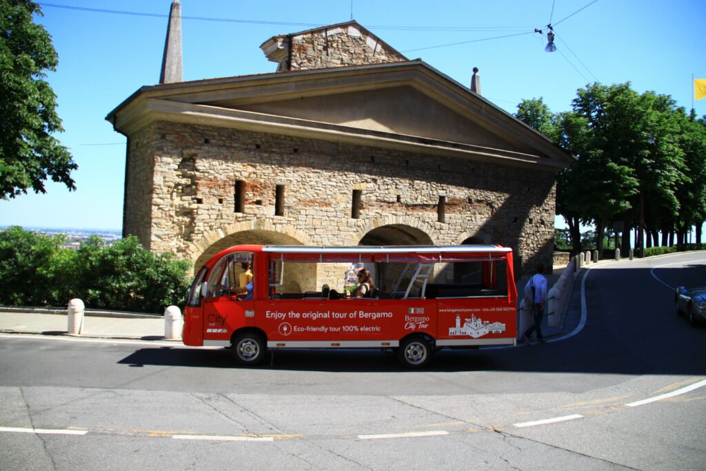 Bergamo City Tour 1 TORNA BERGAMO CITY TOUR. UN MODO ECOLOGICO E COINVOLGENTE PER SCOPRIRE LA CITTÀ